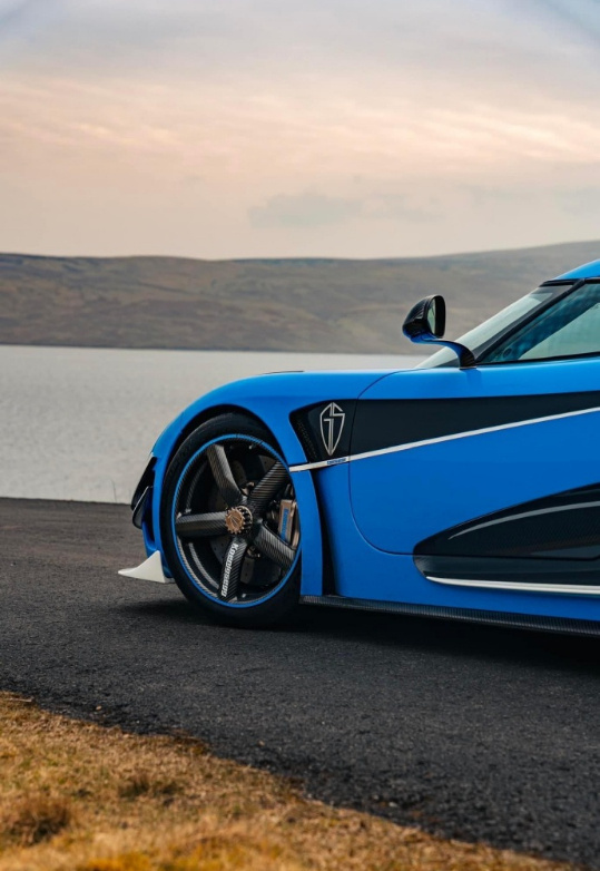 纯碳打造的汽车 —— 科尼赛克 Agera RST，将超跑的艺术之美展现得淋漓尽