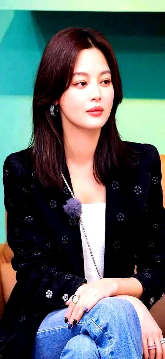 你敢信？刚拿威尼斯影后的辛芷蕾，闭关俩月就把英语练到能逗笑外媒记者。
这次巴黎