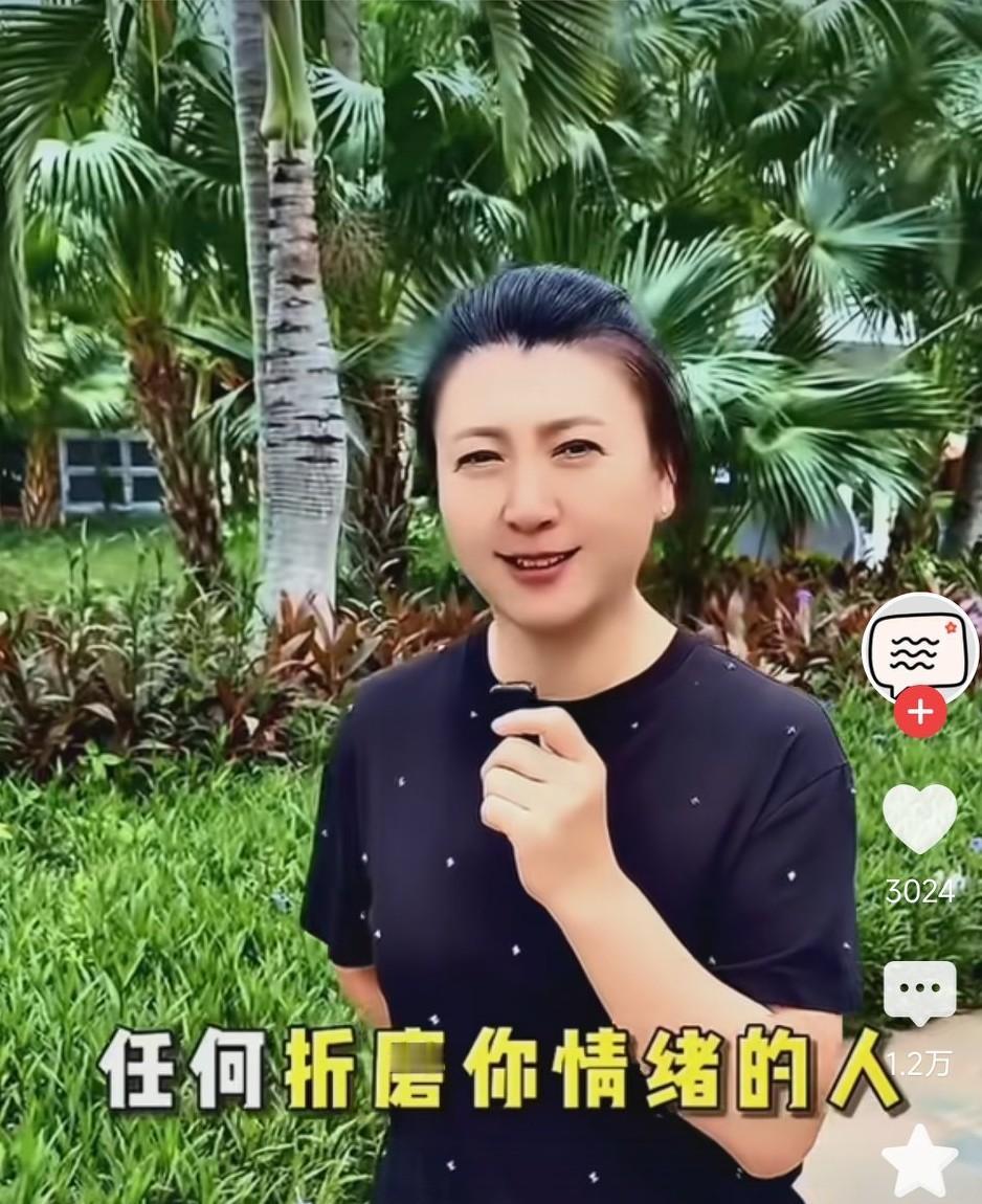 闫学晶：任何影响你情绪的人，有多远滚多远！
这个嚣张的女人，实在令亿万观众反胃，
