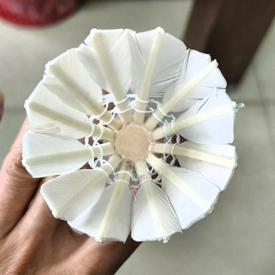 不要再买这样的球了，坑我替你们踩了，奸商的广告是这样写的：
“无标”，暗示大牌代