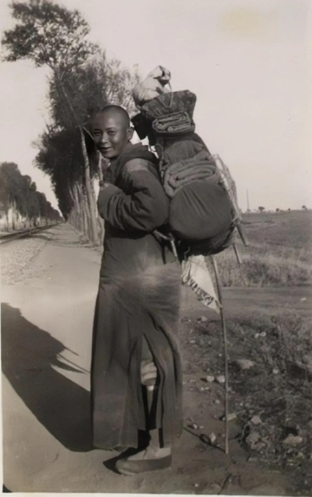 1924年，一个背着行李的苦行僧背着行囊行走在路上。
这个僧人衣衫褴褛，面色黧黑