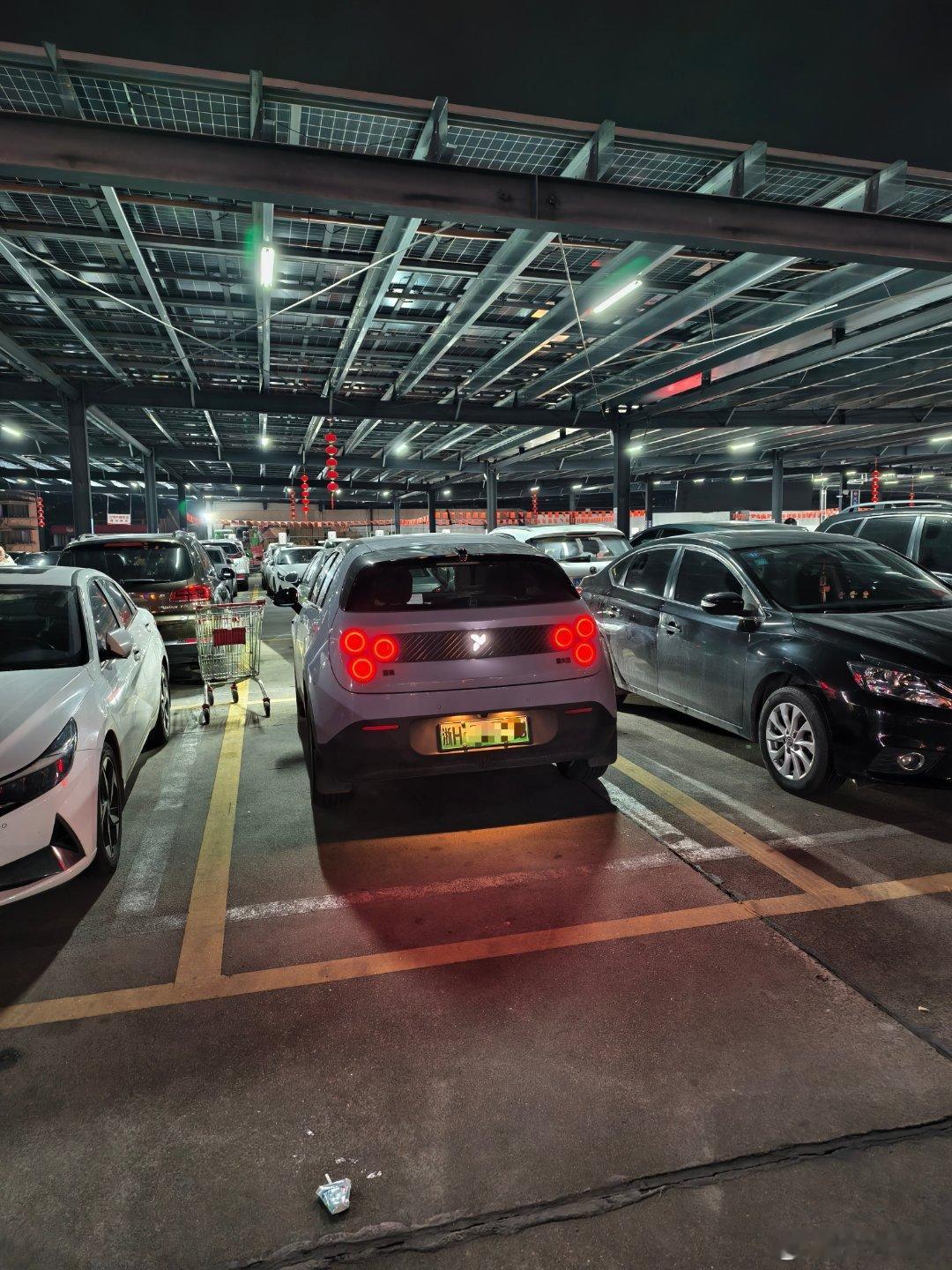 萤火虫这个尺寸 + 非常小的转弯半径城区里开真的无敌方便。各种车位开门空间都感觉