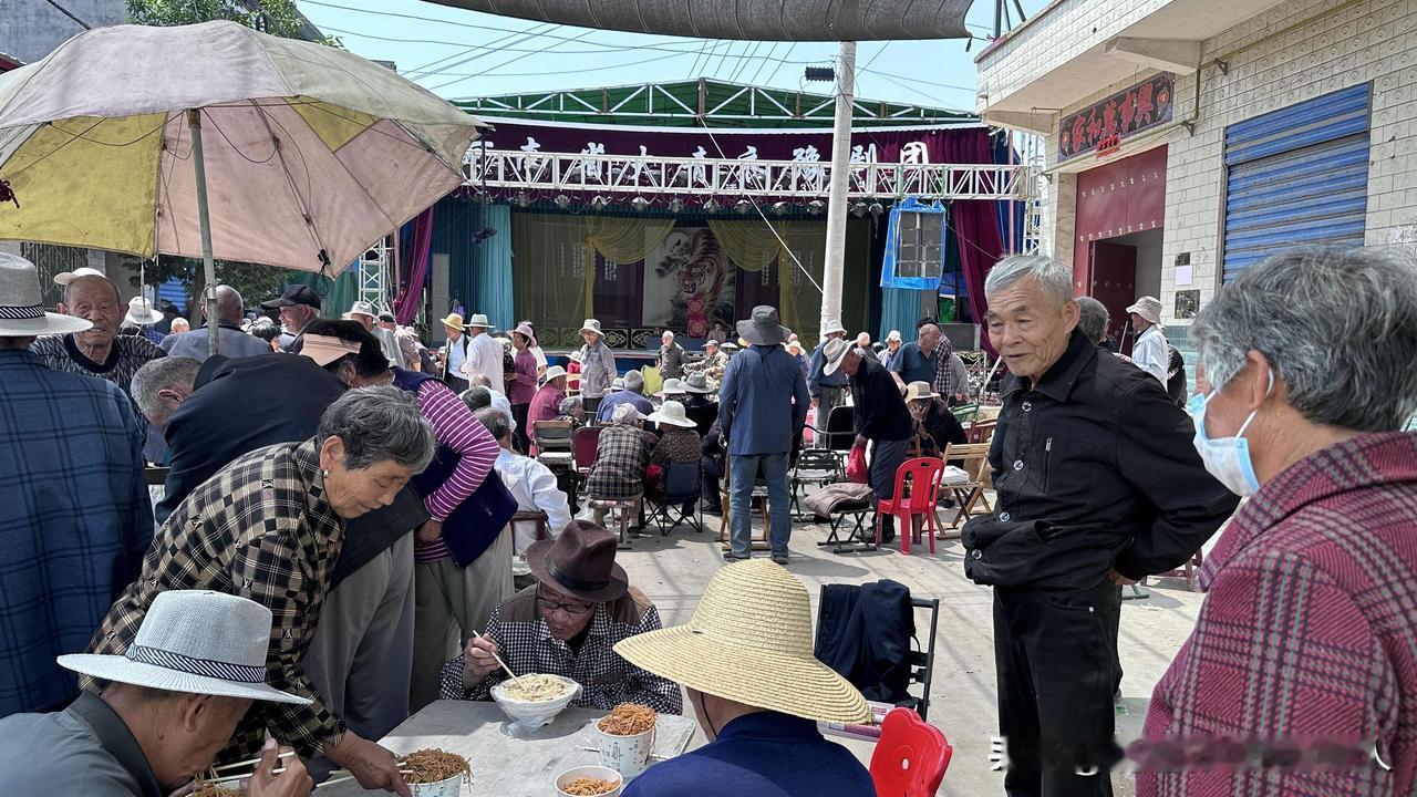 【换个角度看漯河，发现不一样的美：那些十里八村的老戏迷】河南各地，村里唱文武大戏