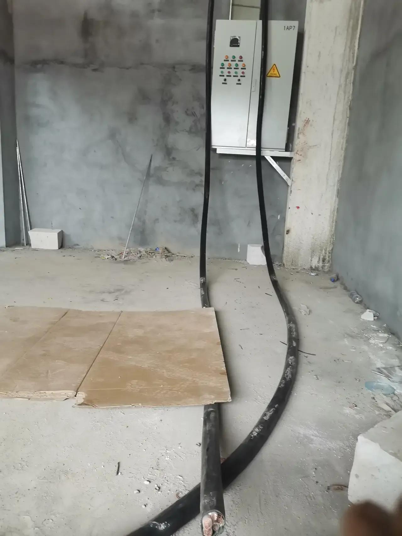 2根95电缆接进这个箱子，不给钱，你接吗？