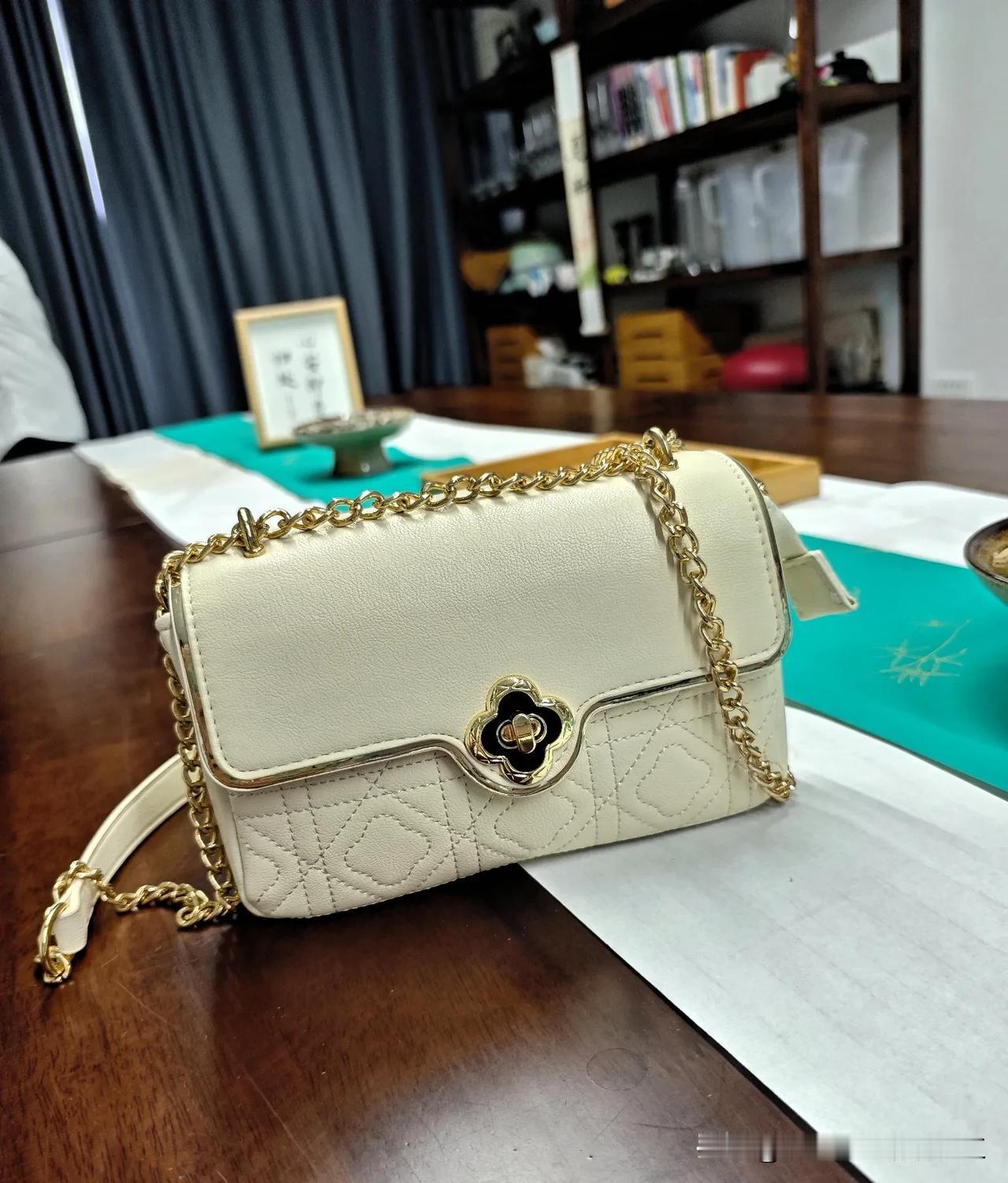 这款包包太绝啦！奶呼呼的白色，菱格纹精致，金属链条+四叶草锁扣，复古又时髦 。链