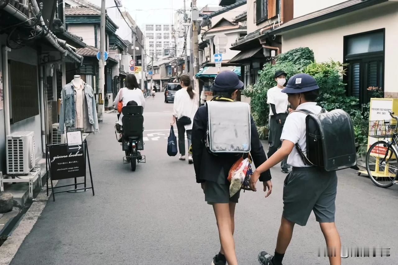 朋友圈看到的日本街头照片，和2017年看到的泰国街头有点像。感觉还不如我所在的小