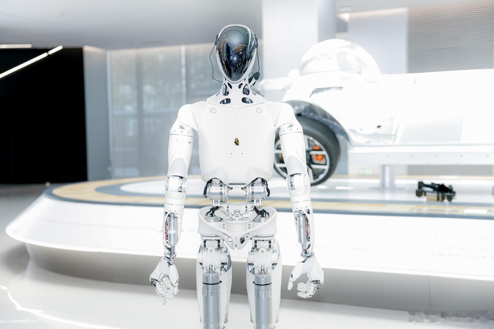 刷到了小鹏IRON机器人走猫步的视频，我还以为是谁家爱豆在走秀呢，步态丝滑得像踩