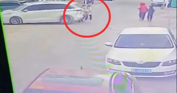 女子倒车失误致2人身亡