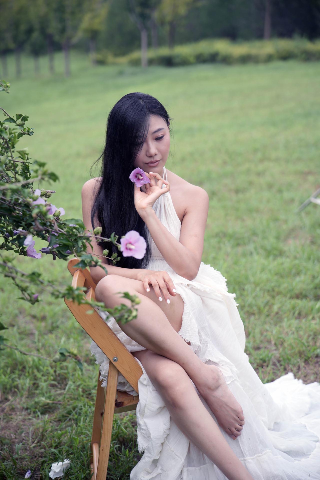 美丽的女子，优雅如风。