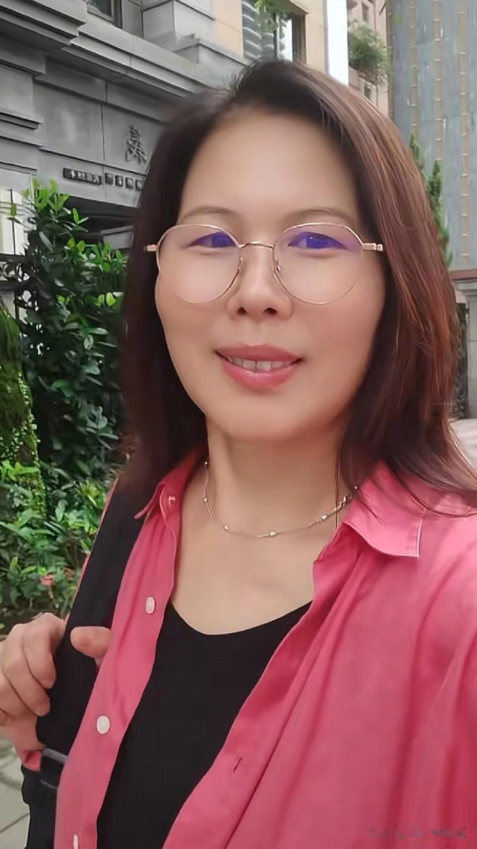 一个保姆的快乐能有多大？
买条鱼，称把菜，回家做饭。一家人围在桌前。她端上汤，看