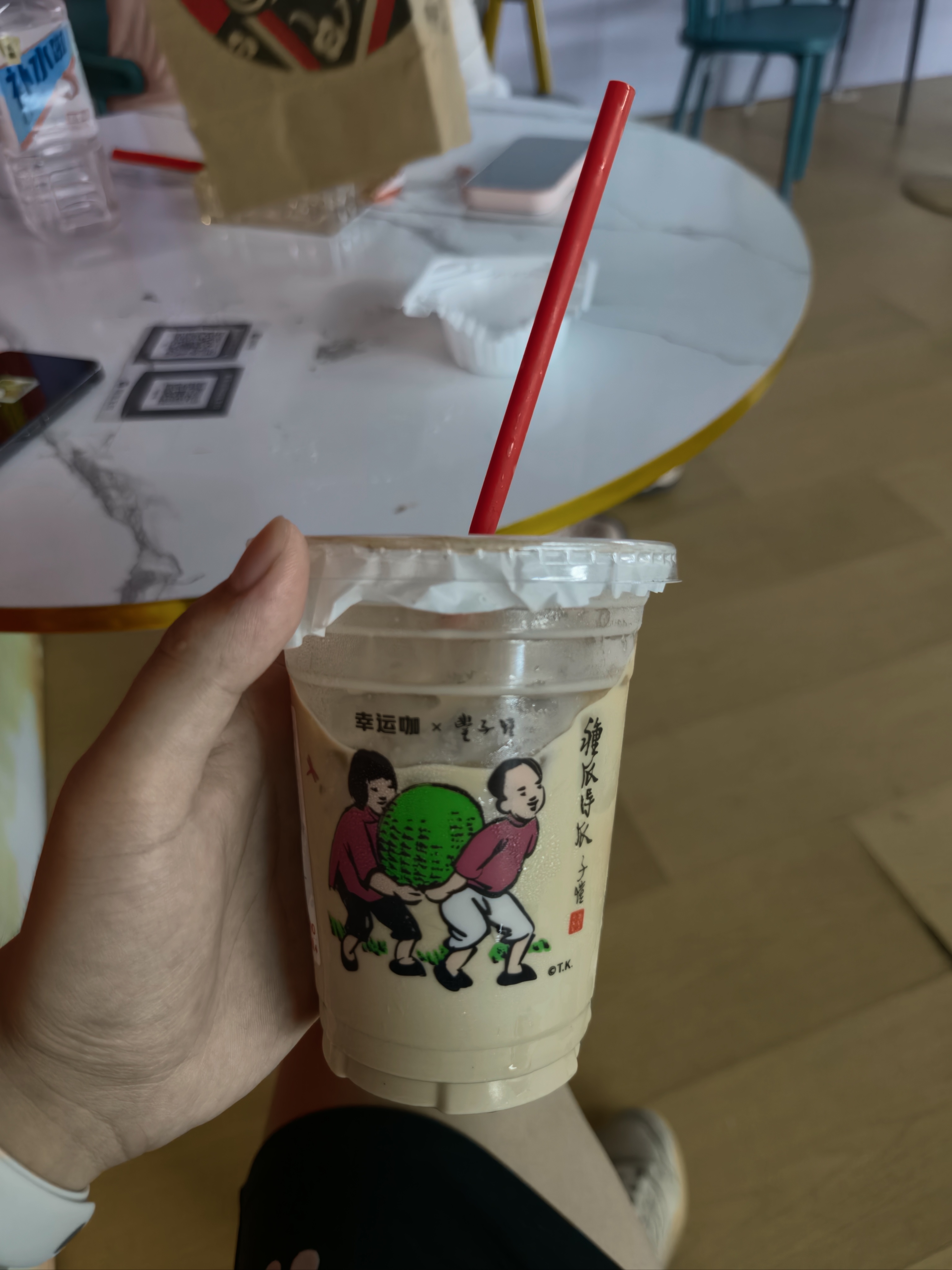 幸运咖的招牌冰拿铁☕️味道一般般，没有特殊咖香主要是你这个杯托整的太随意了吧😂