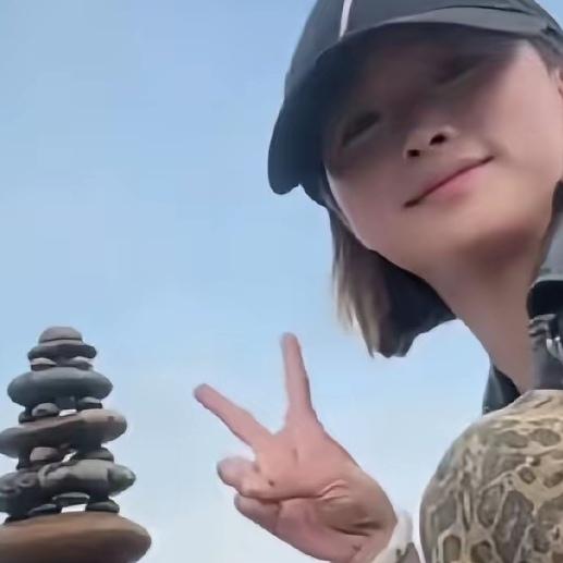 4月14日，重庆一位女生在江边“玩石头”的视频突然火了。只见她蹲在江滩上，把一块