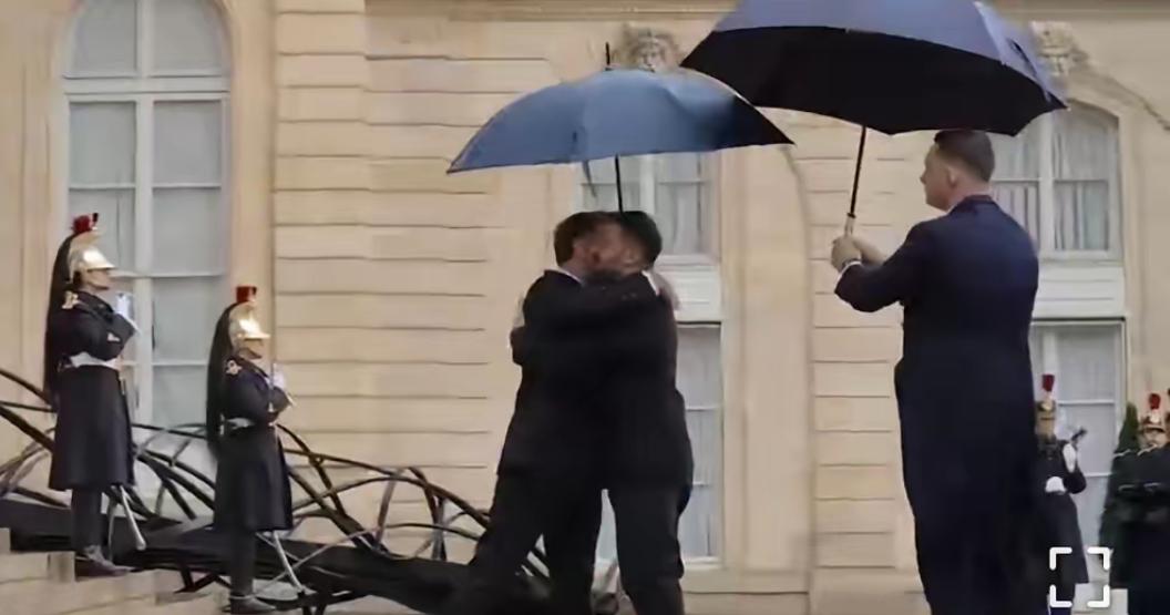 我感谢法国对乌克兰的所有支持，也感谢马克龙本人的支持。
 
今天我和马克龙首先谈