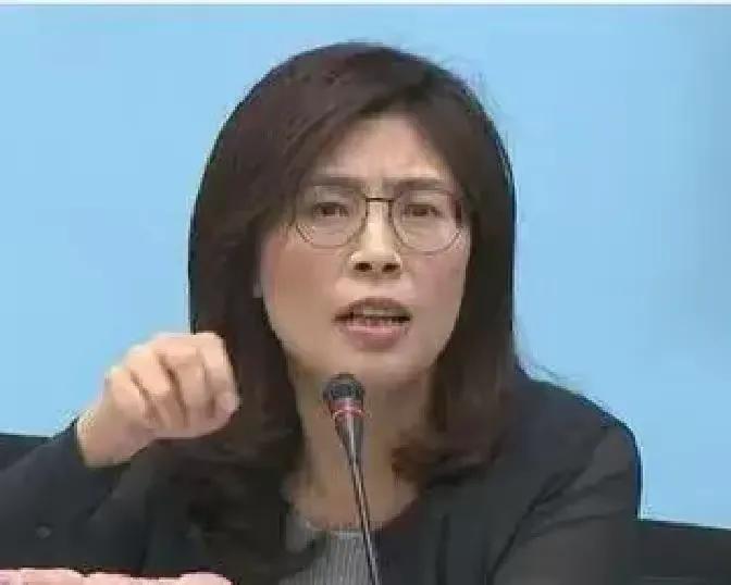 万万没料到，新当选的国民党主席郑丽文，一查才发现她不仅是个“蓝二代”，身上流着那