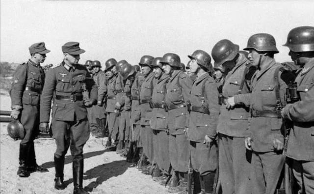 1941年，一名年轻的苏联女战士被纳粹军人糟蹋后处死，把她扔到了战壕里。临牺牲前