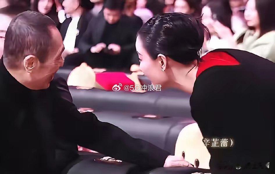 微博之夜上，倪妮十分热心的把辛芷蕾介绍给张艺谋认识，辛芷蕾虽然刚拿了威尼斯影后，