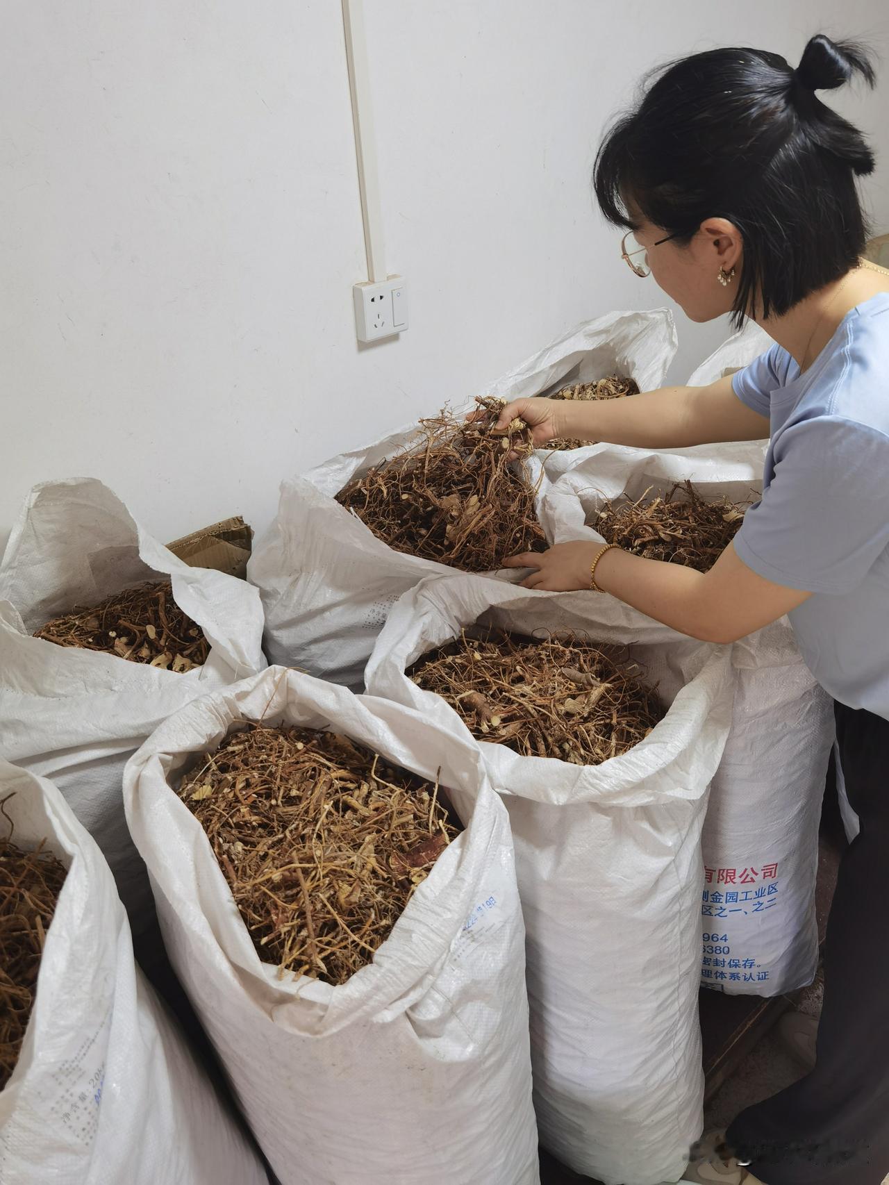 好多人问，五指毛桃这么香，除了煲汤还可以怎么吃？
其实五指毛桃不但可以煲汤，广东