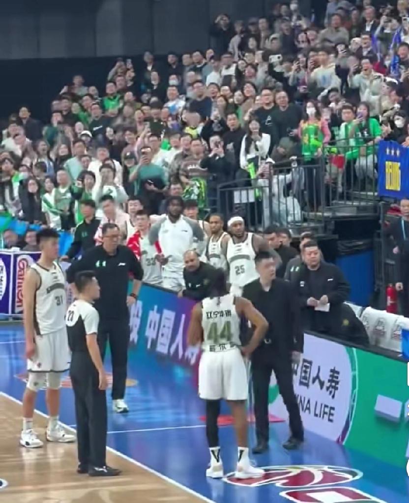 北京球迷骂杨鸣，浙江赛区因喊“黑哨”被批评，裁委会接下来处理谁？


按说浙江和