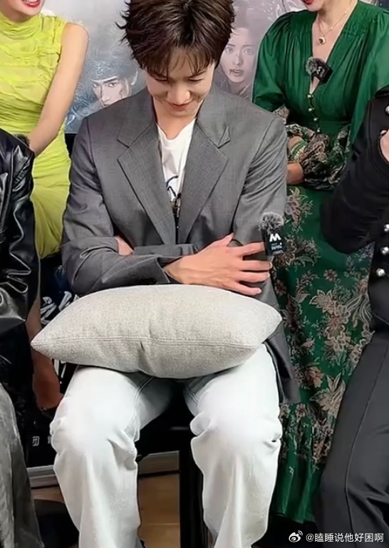 我真服了这个李昀锐别人手拿着麦他是麦夹在手上