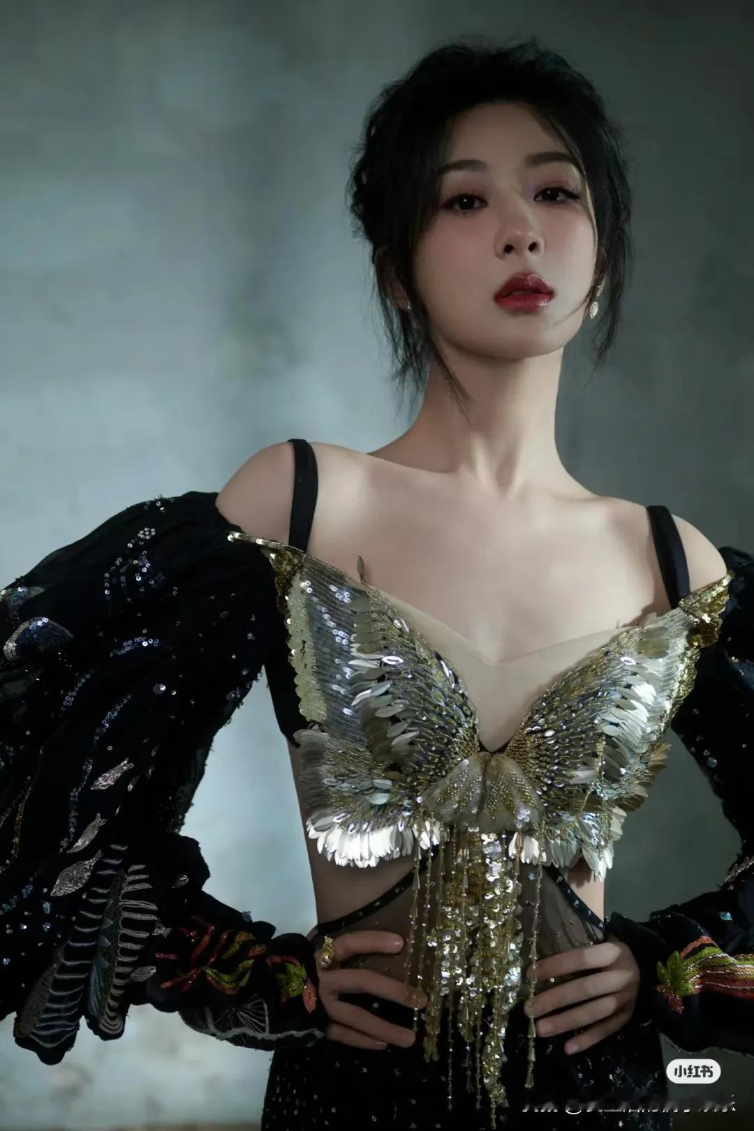 今天很惊艳！

杨紫美炸了！

果然大女主都是好看的！演技又好！

这套衣服让人
