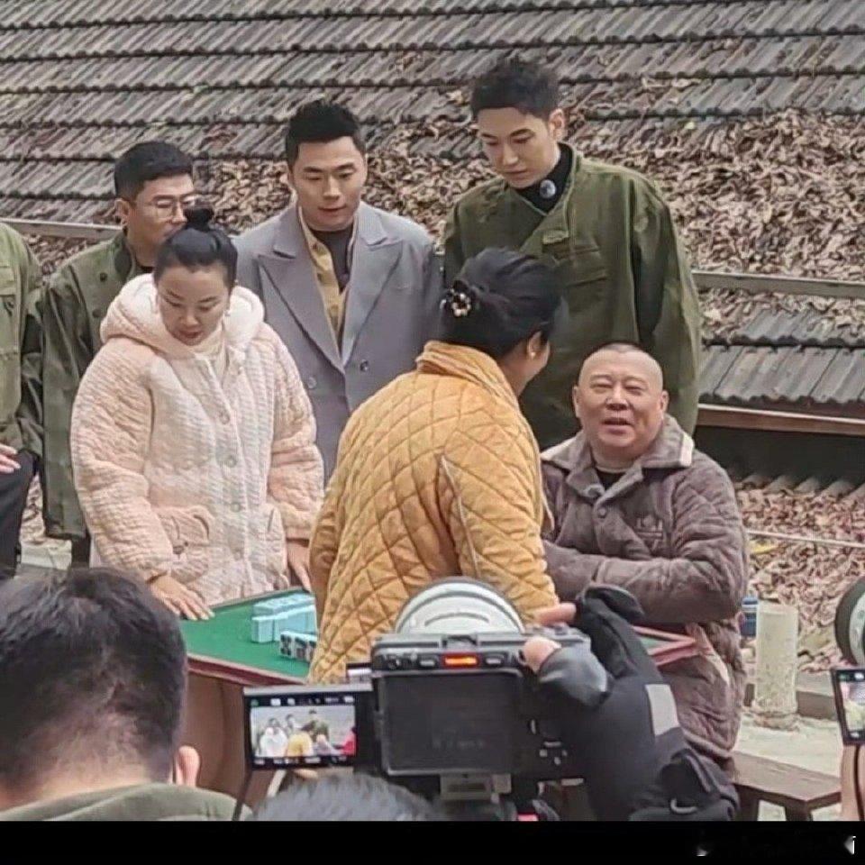 郭德纲汗流浃背了吧  斗笑社  斗笑社里，郭德纲打麻将遭遇混乱，师兄弟和嬢嬢齐上