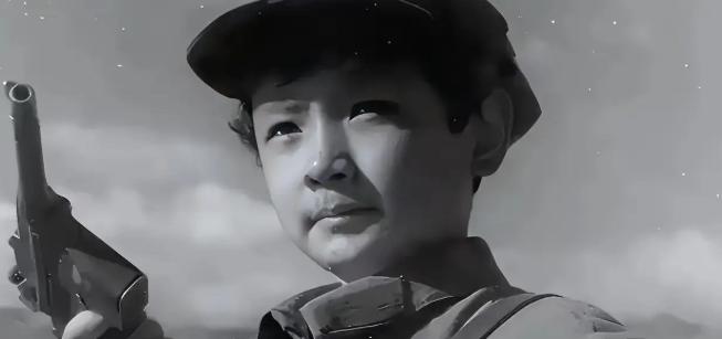 1955年全军授衔现场，一位年轻军官格外醒目。年仅29岁，被授予中校军衔，可履历