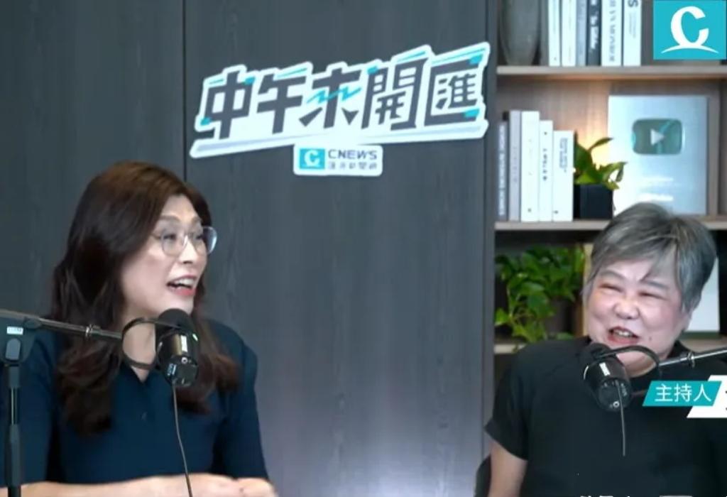 台湾国民党主席郑丽文狂犬症突发，表情亢奋怪异不说，还满嘴喷粪臭不可闻。看来，十有