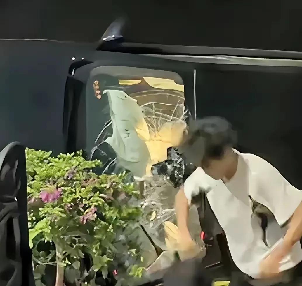 凌晨3点汕头街头刷屏！18岁少年砸毁爱车电池救人，这才是最美青春
 
“全网破防