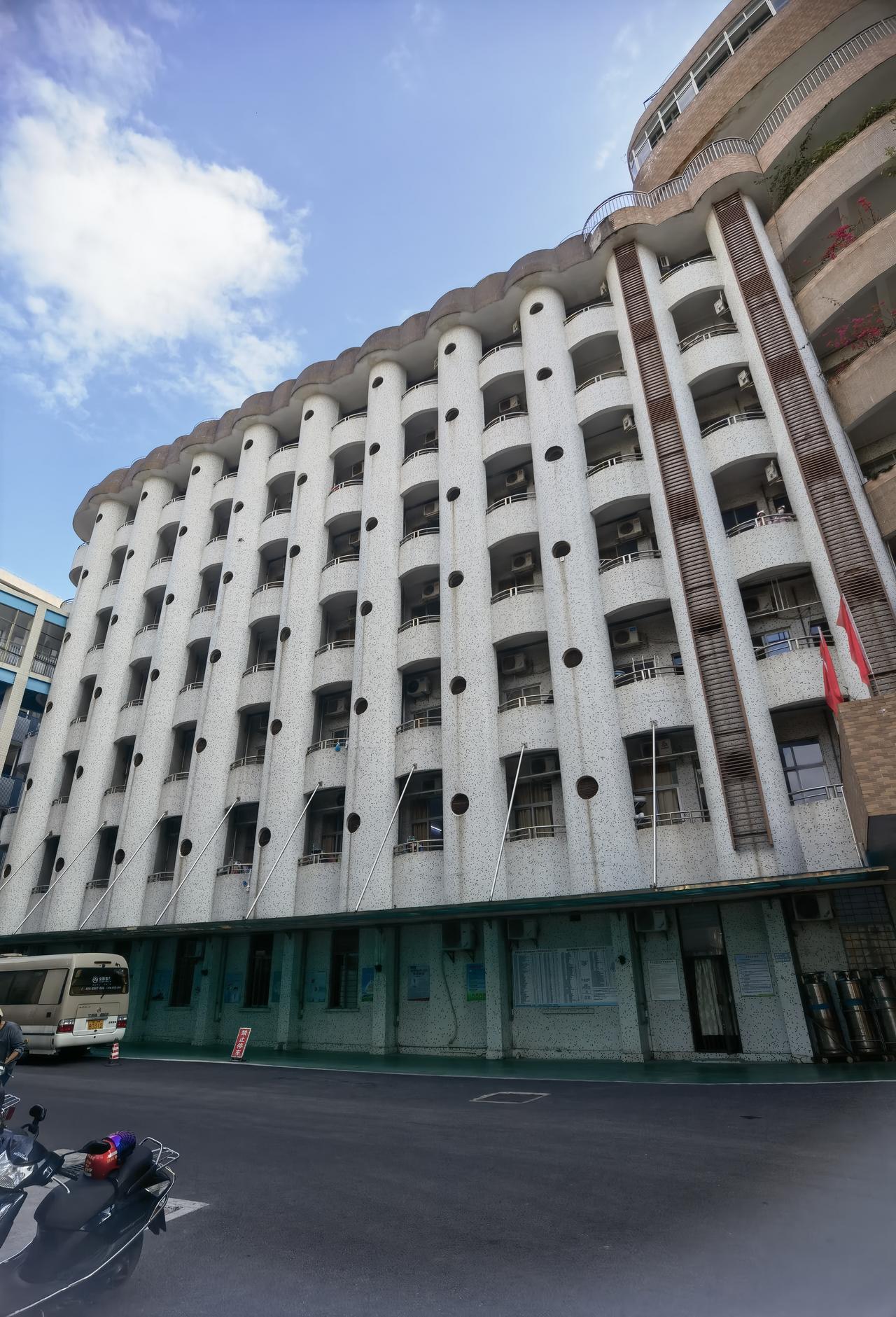 这个建筑是位于广东肇庆端州区三四十年前年前的老建筑，有谁知道为什么会设计成这副奇