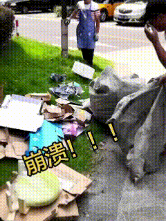 太尼玛离谱了。
送快递的小哥上趟楼的功夫，下楼一看天都塌了，小区大妈把包裹全给拆