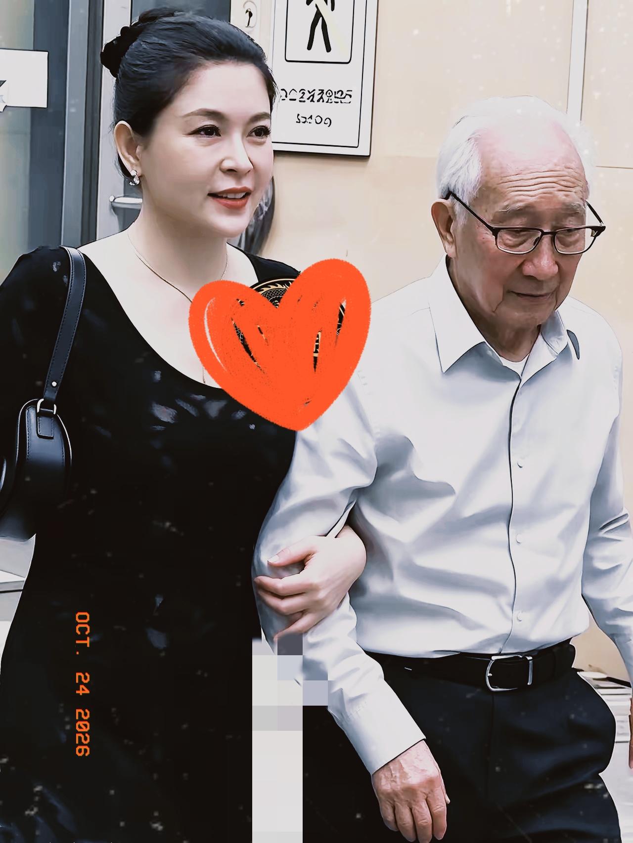 很多人总习惯用年龄、利益去丈量感情，靳尚谊和祁艳这段相差四十四岁的相伴，刚好打破