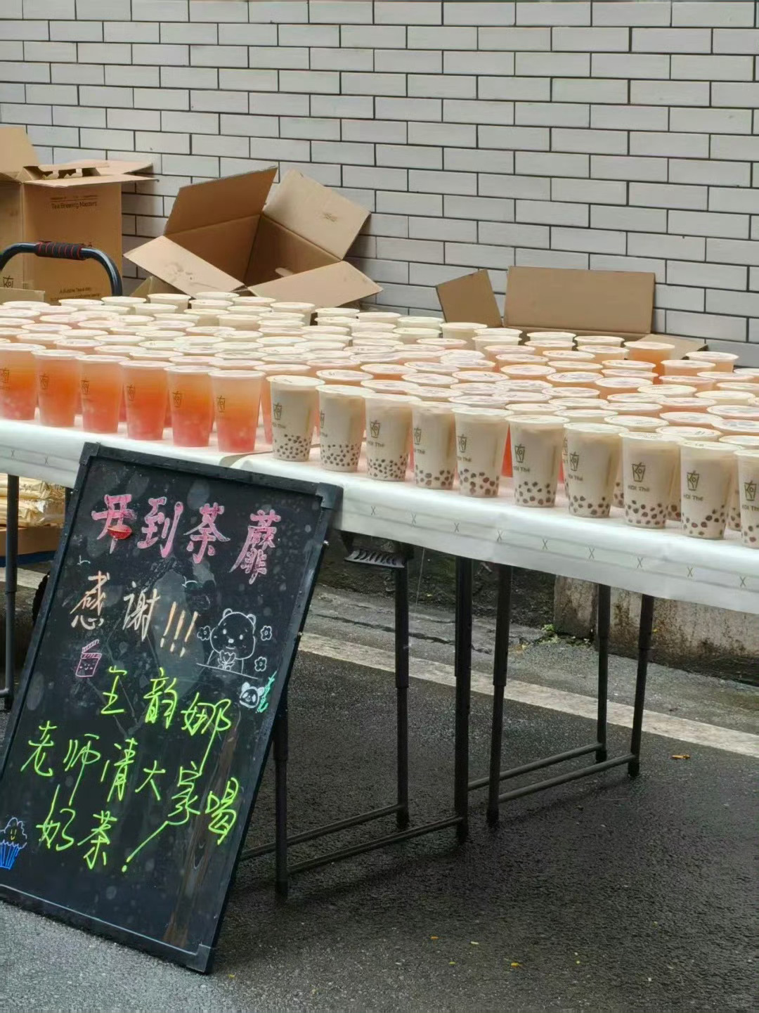 大方的鹿鹿姐一直在请客[拜托]今天又请喝奶茶了怪不得好多工作人员还想跟着鹿鹿姐走