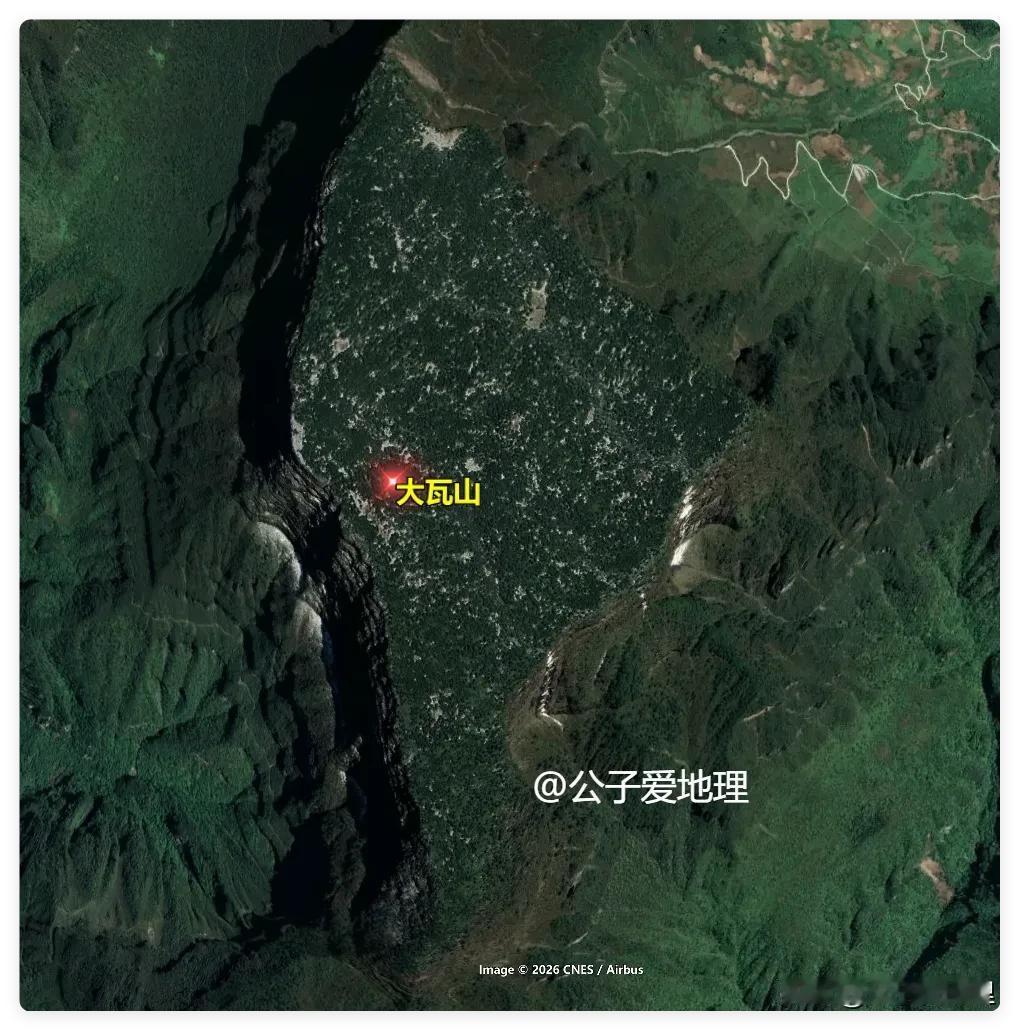 四川大瓦山，被严重低估的地方。

你见过山顶平得像被天神削过的桌面山吗？在峨眉山