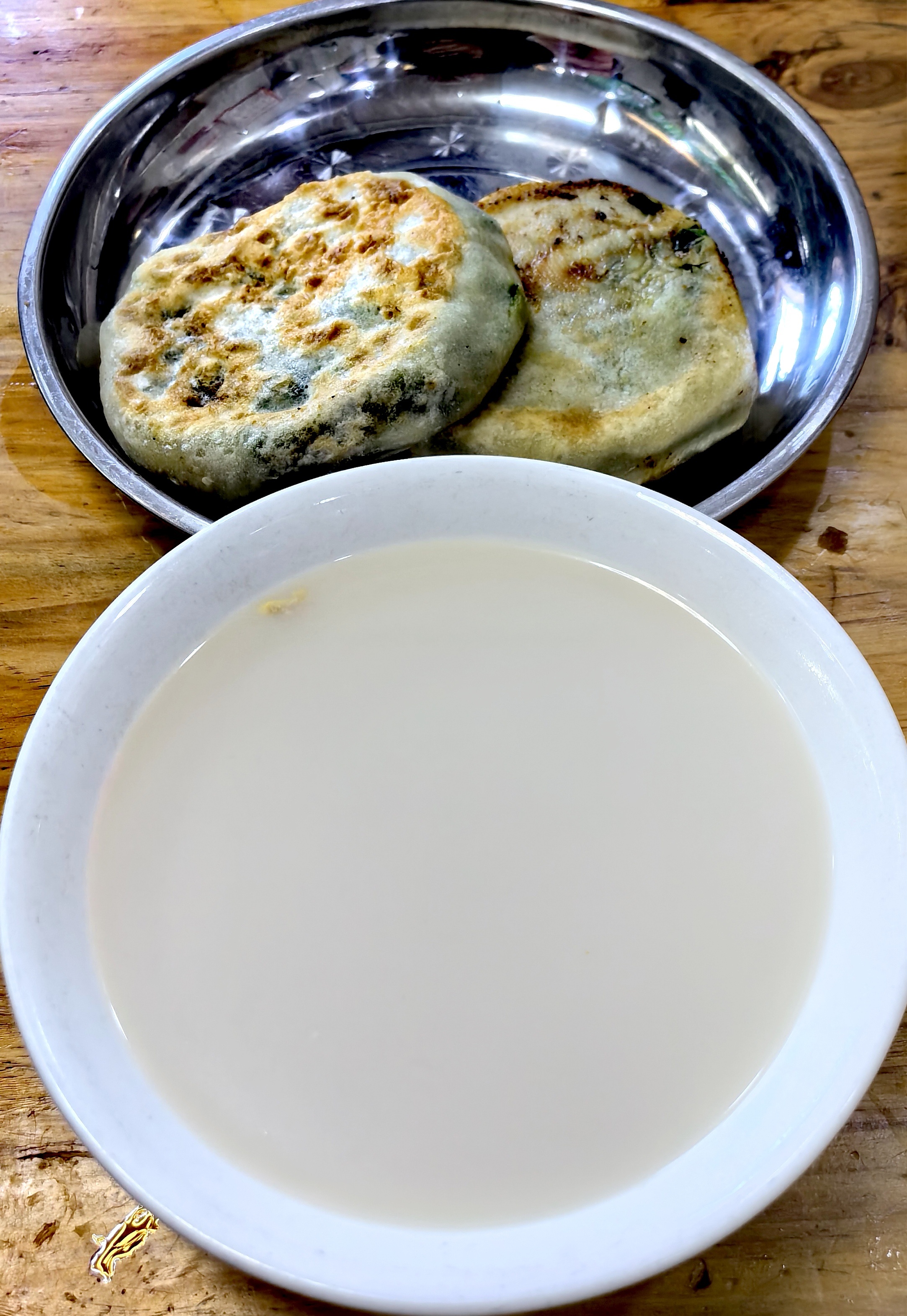中午接着下馆子韭菜鸡蛋馅饼，一大碗热豆浆。9块钱，齐活。  ​​​
