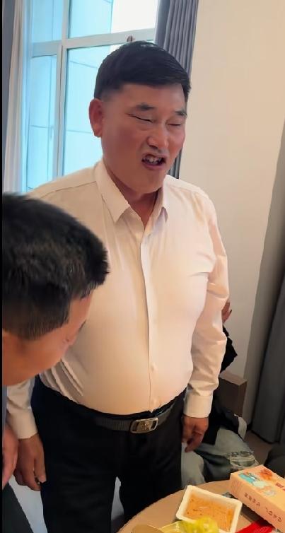 看着老朱酒足饭饱，满面红光的样子，俺心里总觉得他这么讨厌呢?
网友:这还是那个纯