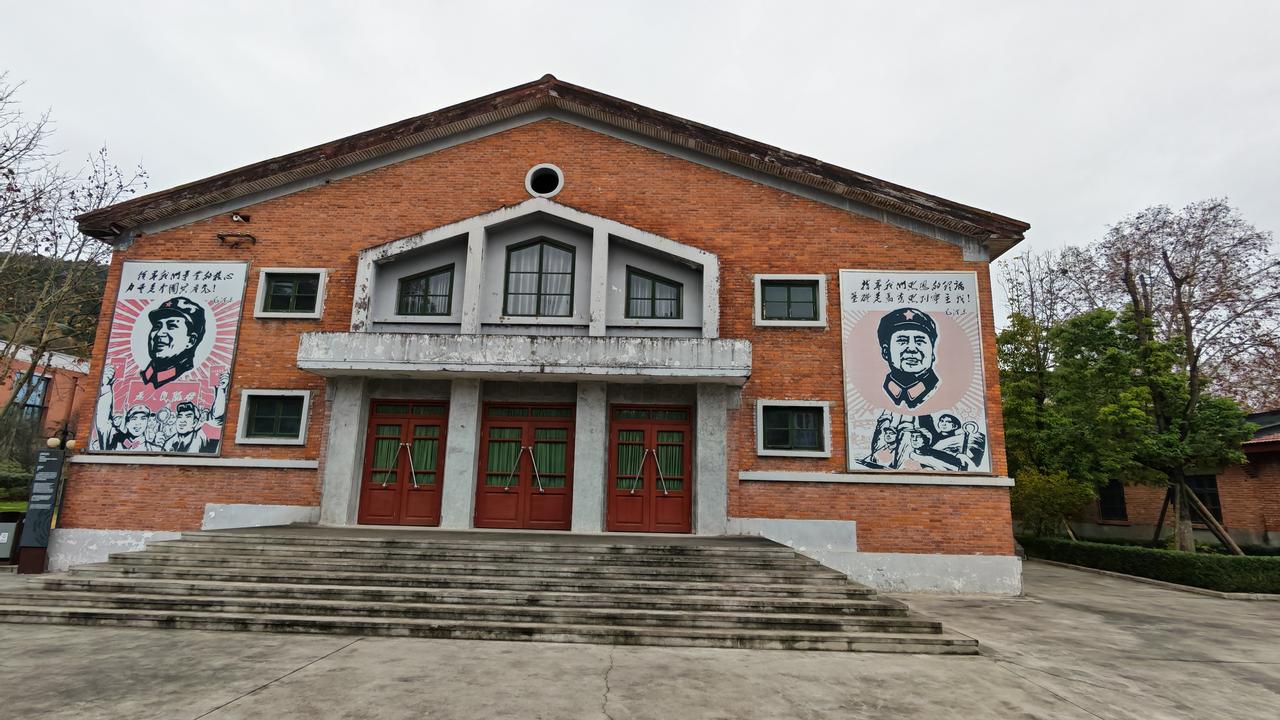 两弹城：自力更生、艰苦奋斗的典范！
走进两弹城，首先进入视野的是大礼堂：领导我们