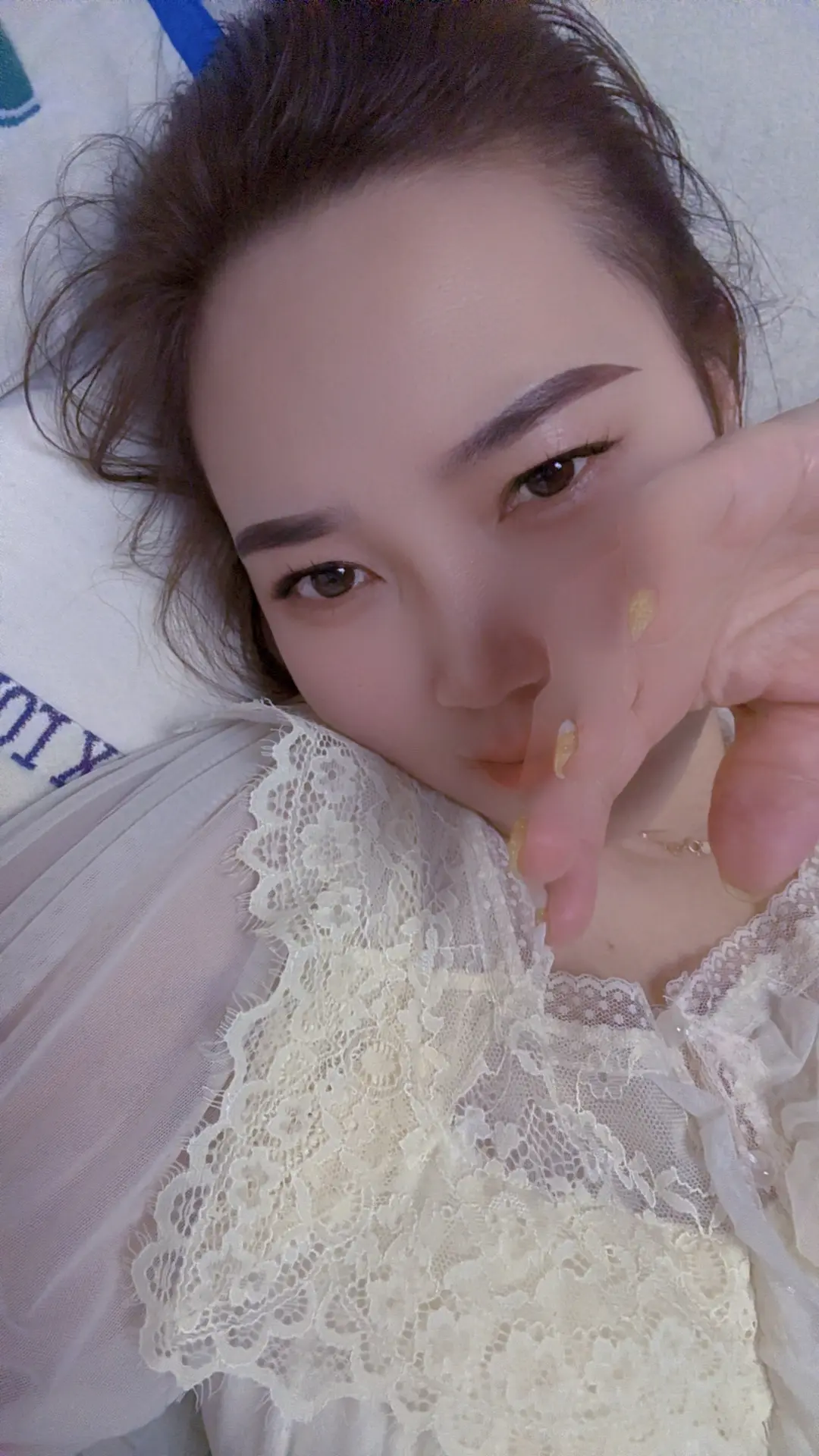 心酸纵有千百种 ，沉默不语最难过 ，说不上来的失落 ，道不明白的难过 ...