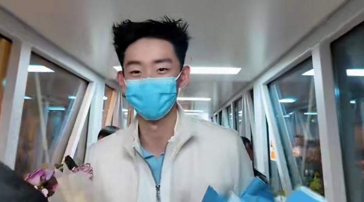 5月12日晚，吴宜泽回到甘肃兰州老家，亲友和粉丝早早等候，鲜花掌声不停，争相迎接