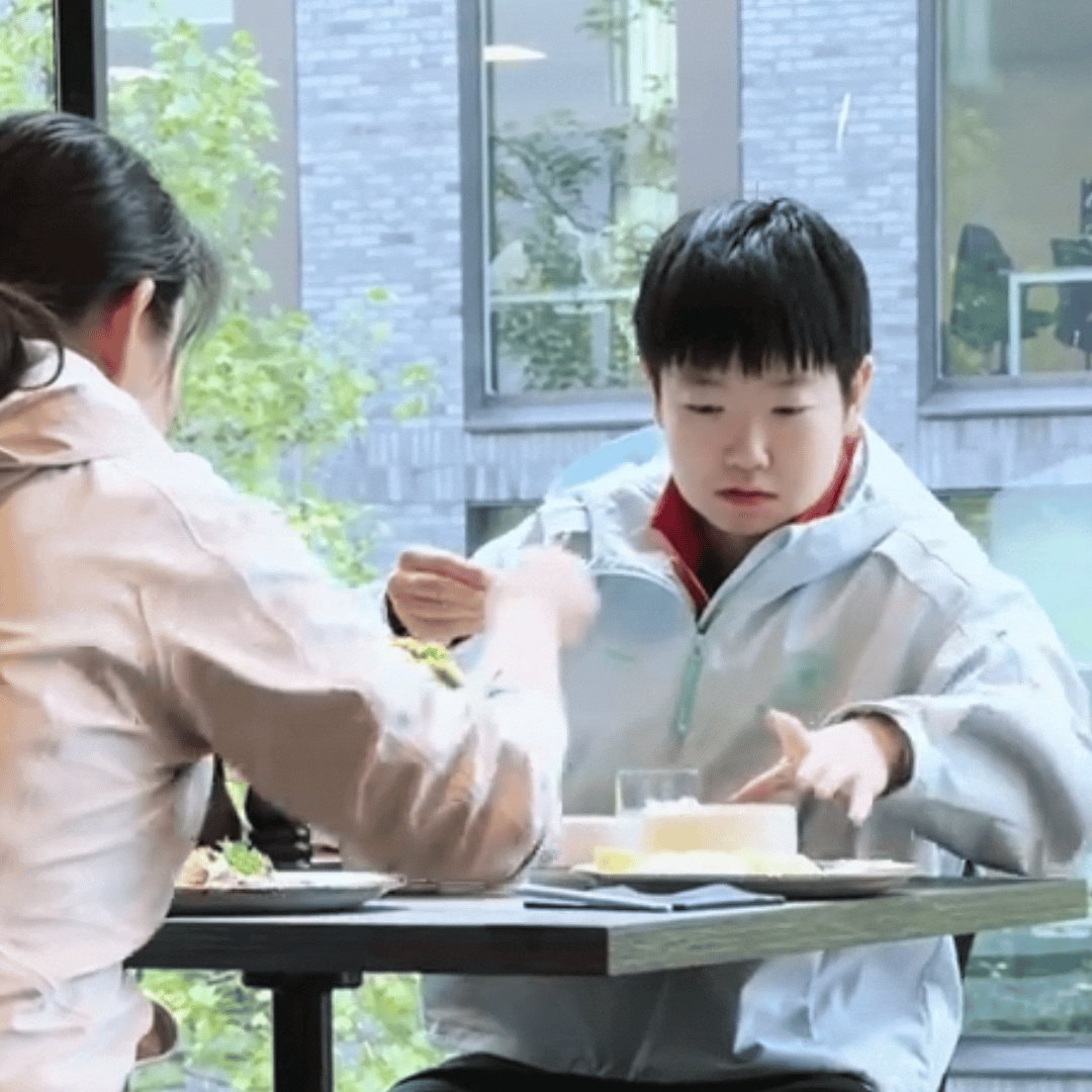私下里的孙颖莎，褪去赛场上冷凌厉的模样，一下子就露出了软软萌萌的另一面。

你看