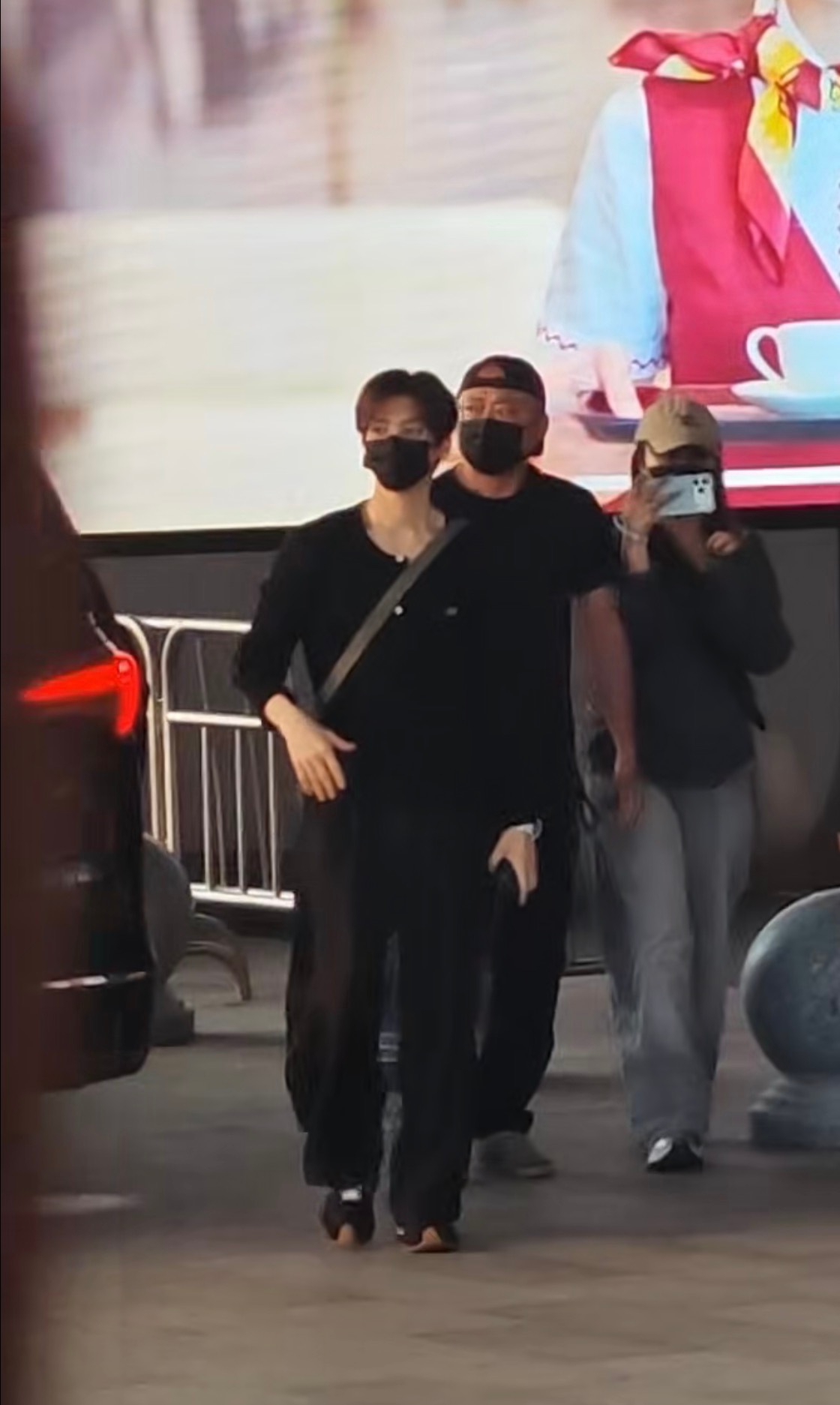 这是什么双向奔赴！！！侯明昊一下车就这样径直走向小猕猴桃还伸手问大家要信