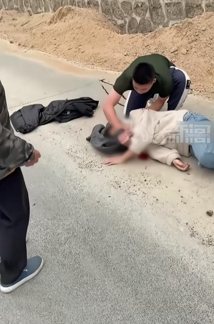 近日广西钦州，一女子遭遇交通事故，头部大量出血，情况十分危急。休假中的武警战士宾