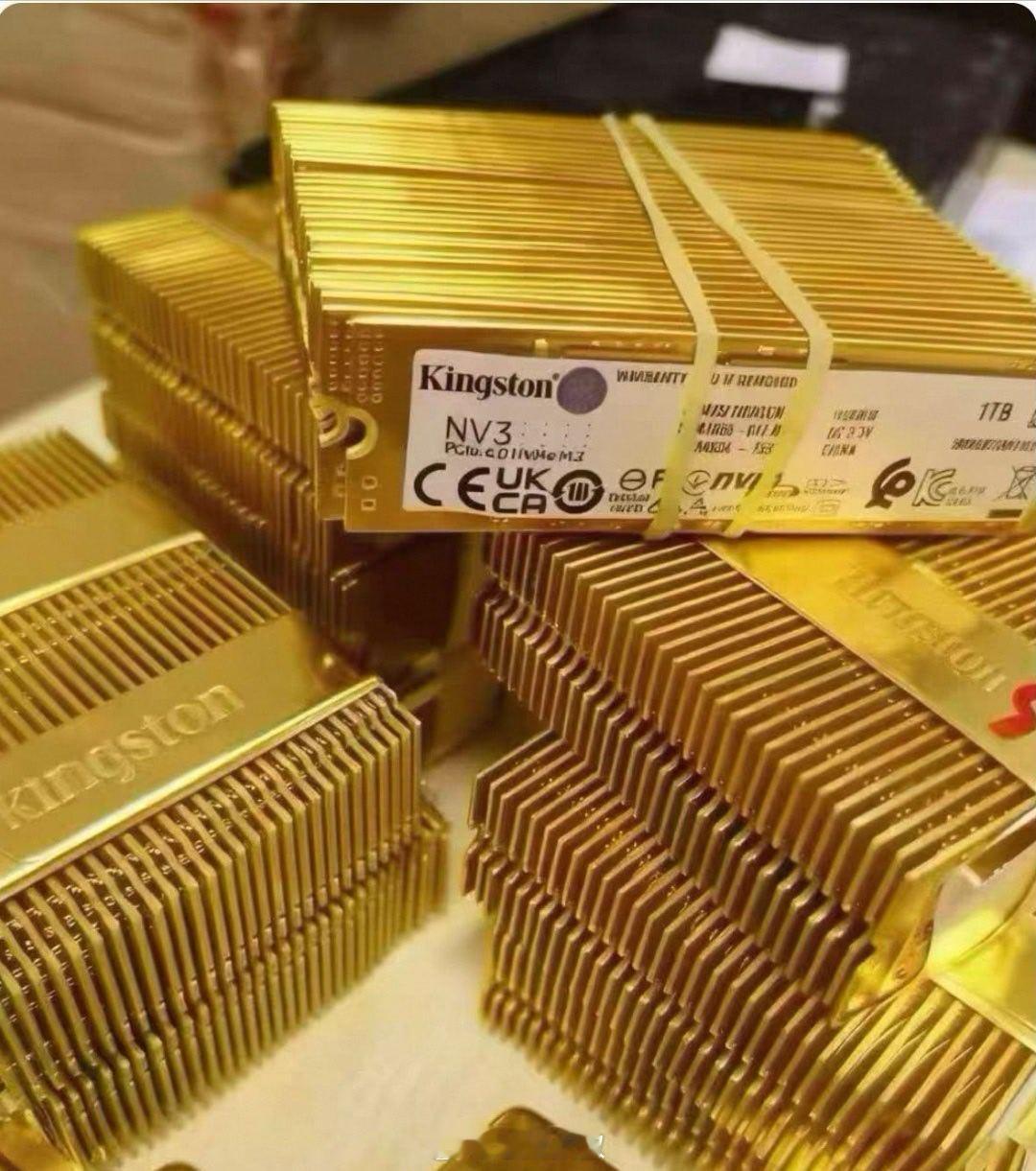 1盒内存条堪比上海1套房  这真是不得了，跑赢黄金价格。如果一次采购100根内存