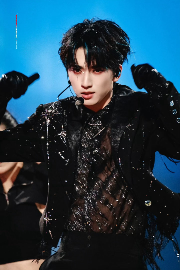 严浩翔1秒怼脸镜头 烟熏眼影不好驾驭，容易显得脏或过于浓艳。但这次hold住了，