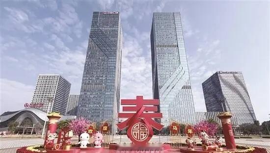 江门蓬江：张灯结彩迎新春 繁花缀城贺马年

春节临近，为营造喜庆热烈、欢乐祥和的