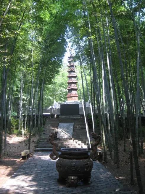 上联：肚里无文空研墨，求下联谢谢您！[作揖]

上联：肚里无文空研墨，
下联：沃