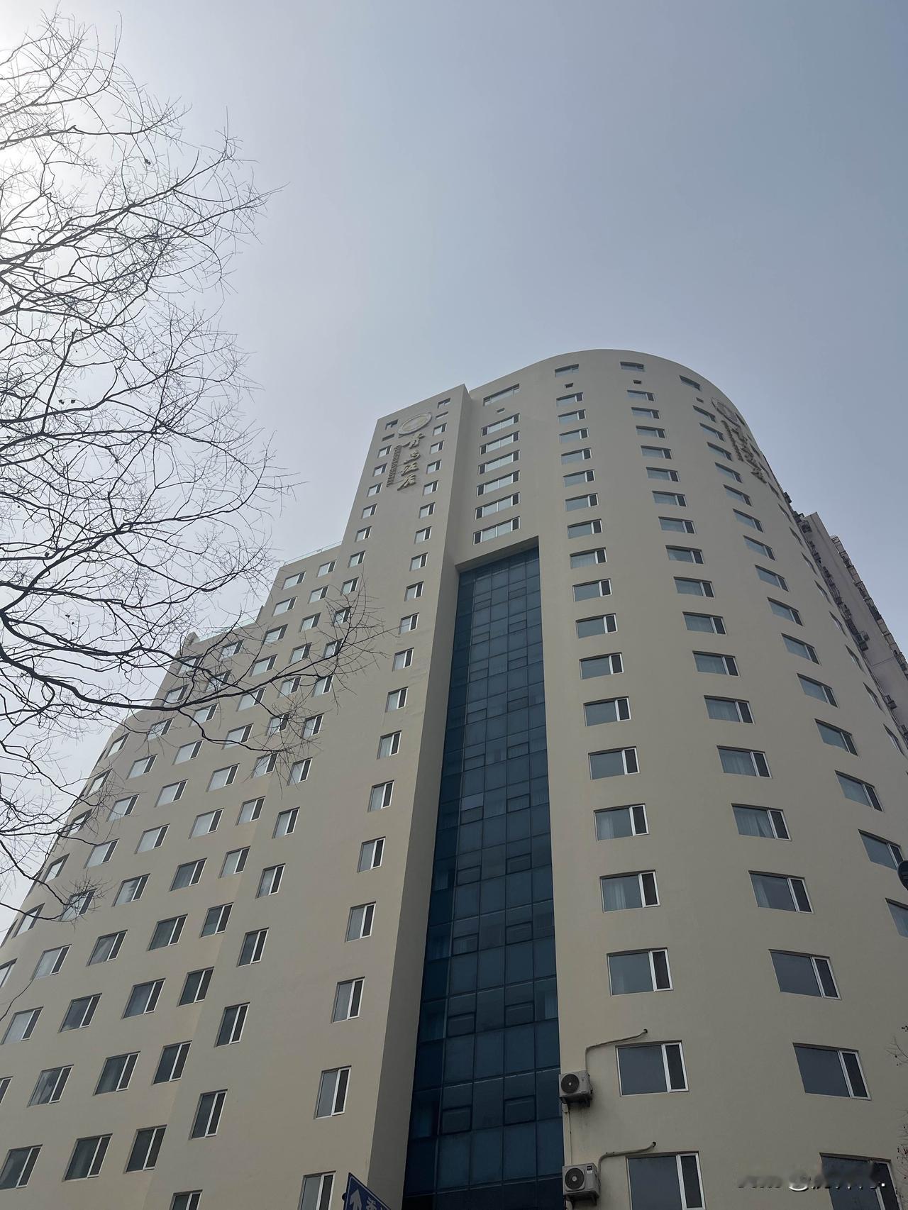 市南燕儿岛路附近，青岛饭店在一楼开的大包店和面馆，你吃过吗？

大包，早餐和午餐