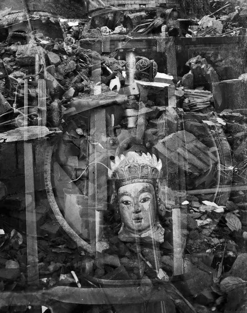 2008年汶川地震后，倒塌的寺庙和佛像程玉杨/摄，收录在摄影展《神·人》中 ​​