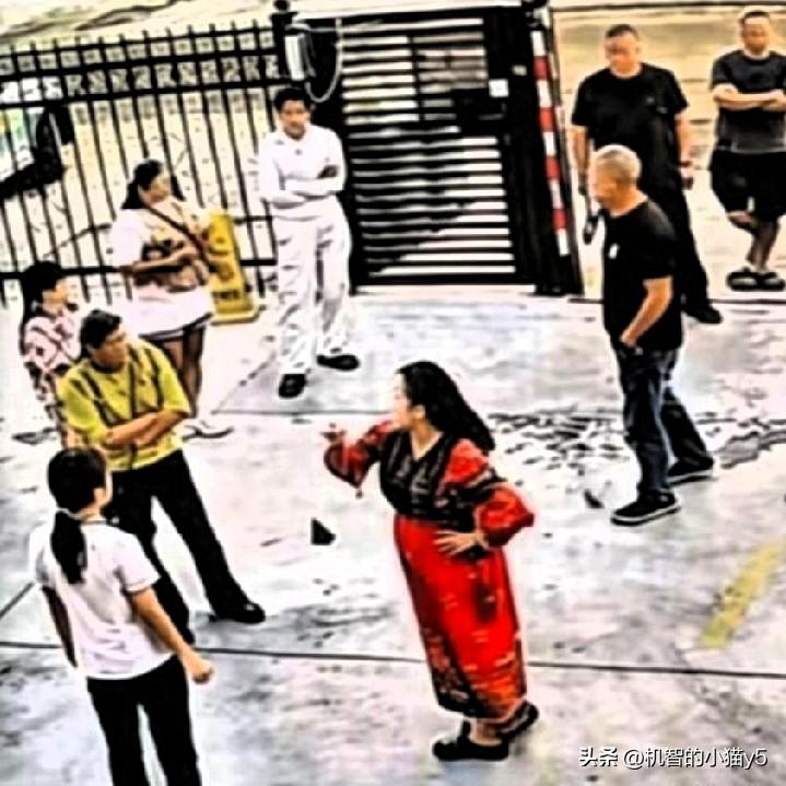 重庆这位王先生真是让人无语。前段时间他在伊犁旅游的事闹得沸沸扬扬，一开始他哭诉酒