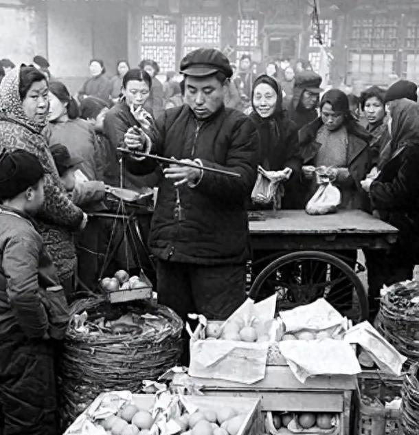 1955年女工肖惠娣含泪跪倒开国少将面前，哀求救助她濒临破碎的家庭，这其中发生了