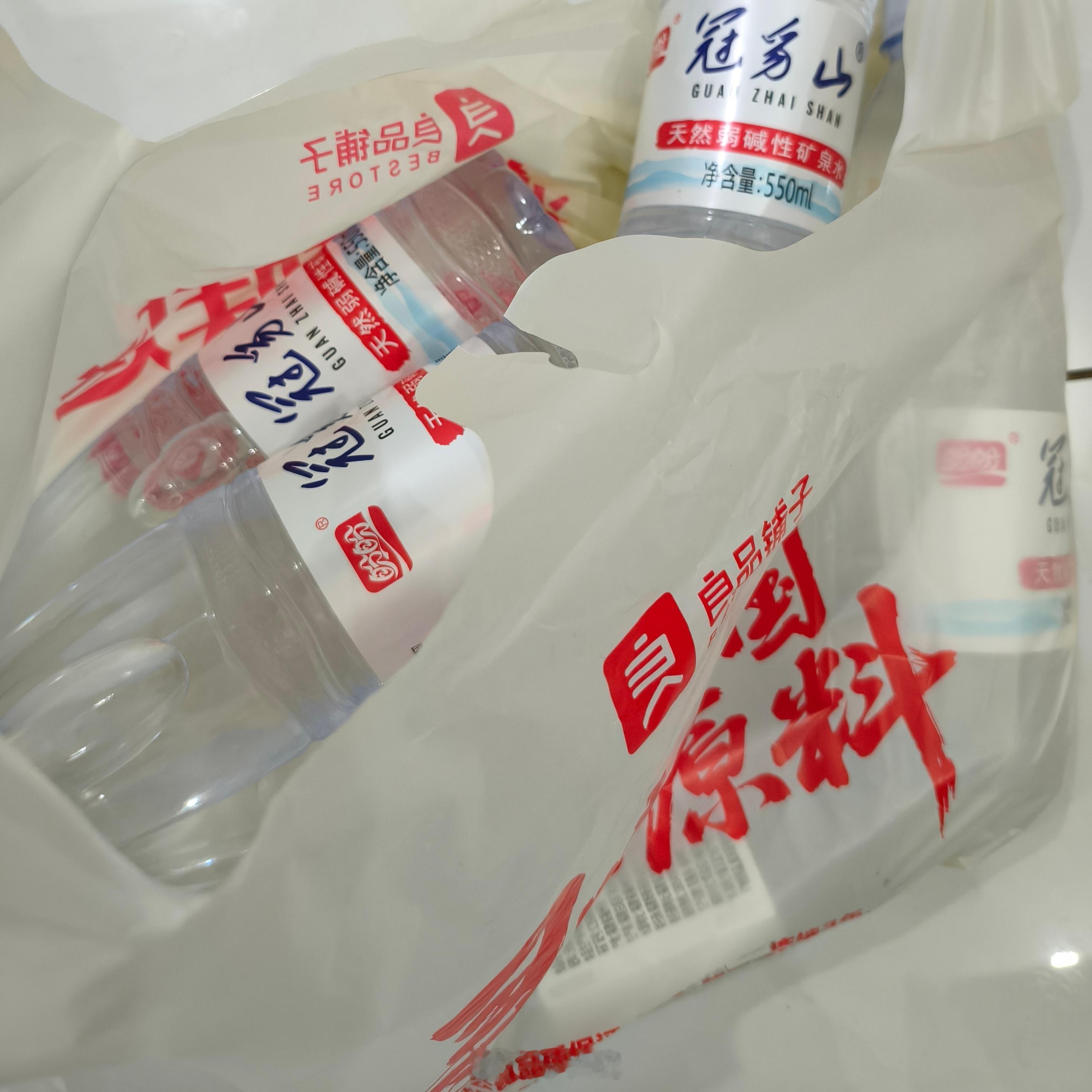 晚上出门散步，顺便到良品铺子免费兑换了6瓶矿泉水提回来，也算是负重前行了 长沙